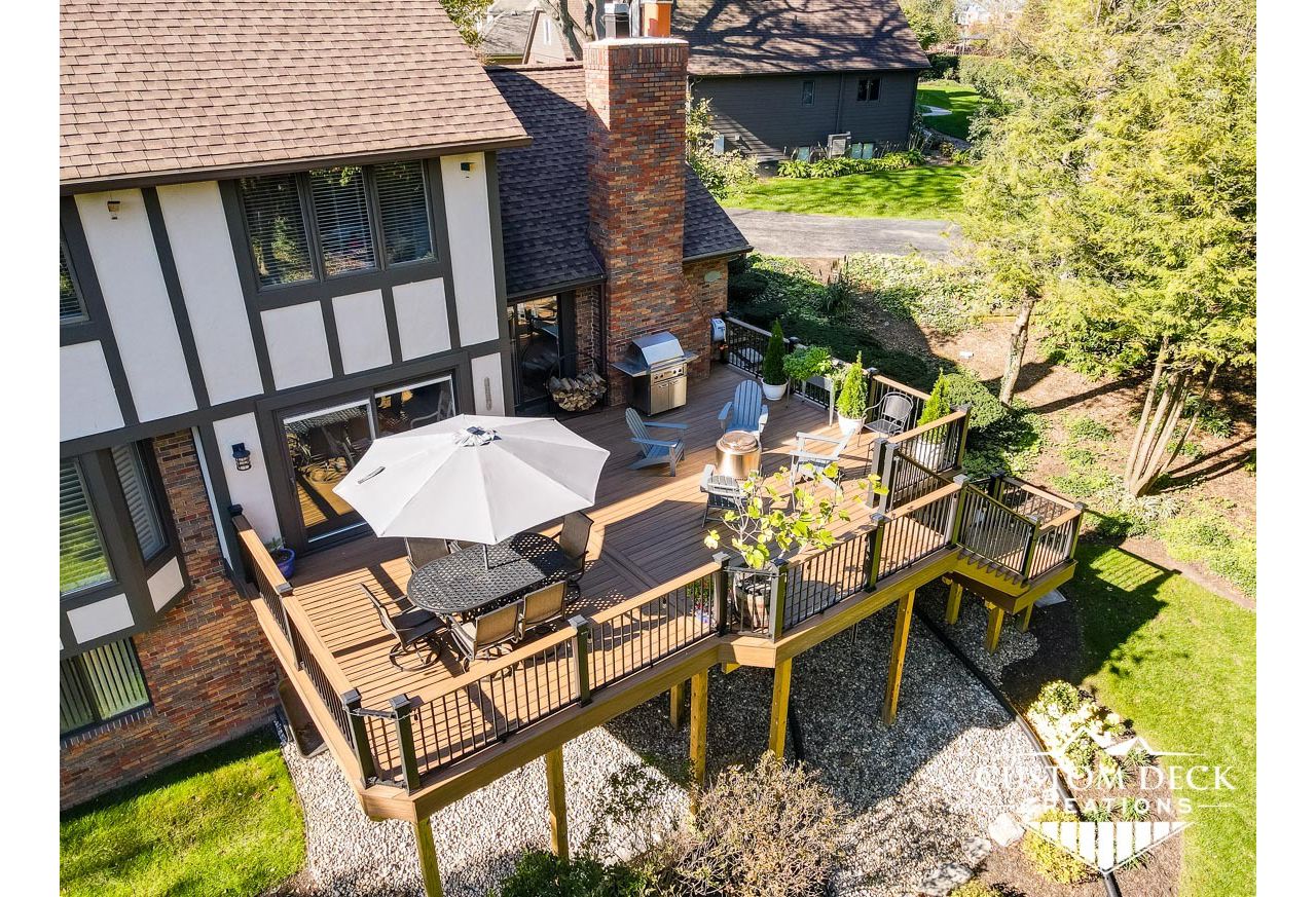 Trex Transcend Havana Gold decking with black Trex Signature aluminum railing. Matching Trex Havana Gold cocktail rail added to straight railing runs.