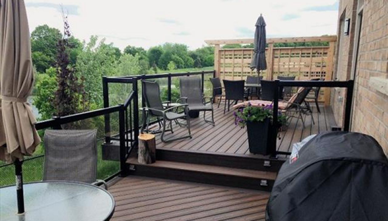 Medium size deck made Vintage Lantern Trex, made in:  Aurora, King City, Oak Ridges, Richmond Hill, Newmarket, Toronto, Mississauga, Mount Albert, Vaughan, Bradford, Stouffville