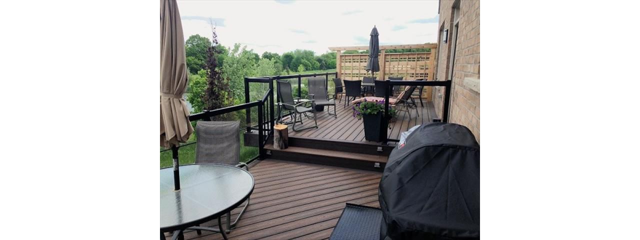 Medium size deck made Vintage Lantern Trex, made in:  Aurora, King City, Oak Ridges, Richmond Hill, Newmarket, Toronto, Mississauga, Mount Albert, Vaughan, Bradford, Stouffville