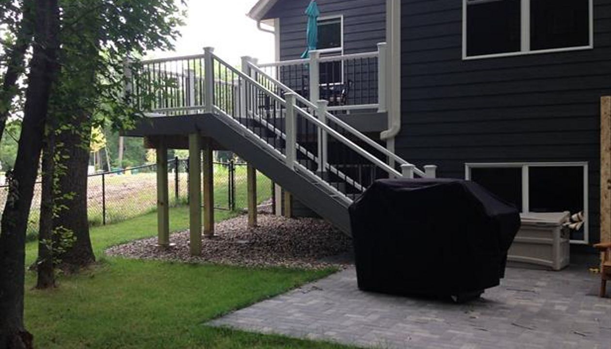 Trex Select with Classic White Handrail