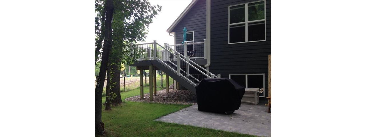 Trex Select with Classic White Handrail