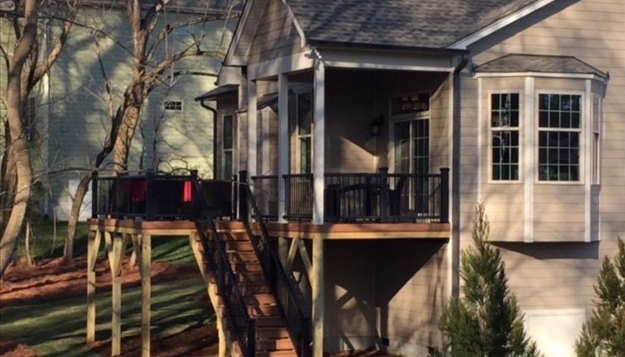 Trex Transcend Tiki Torch deck with Transcend Charcoal Black railings in Wake Forest, NC adds to this great backyard.