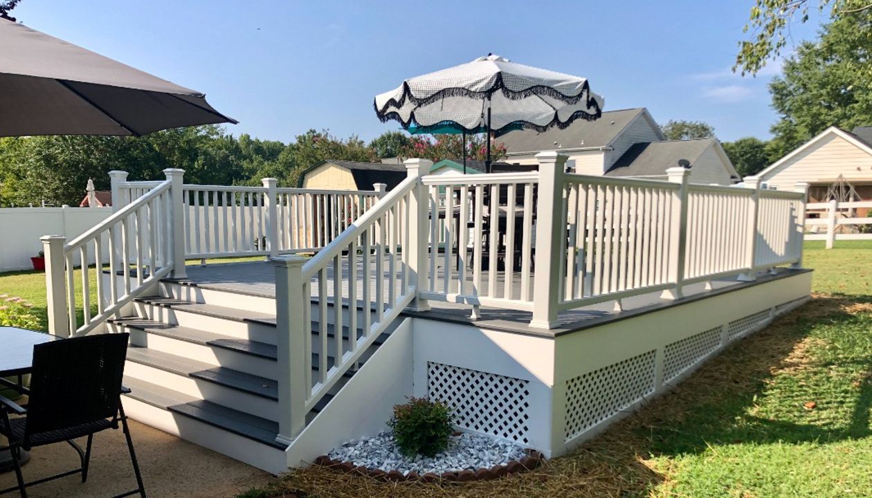 Trex Clam Shell with White Transcend Railing