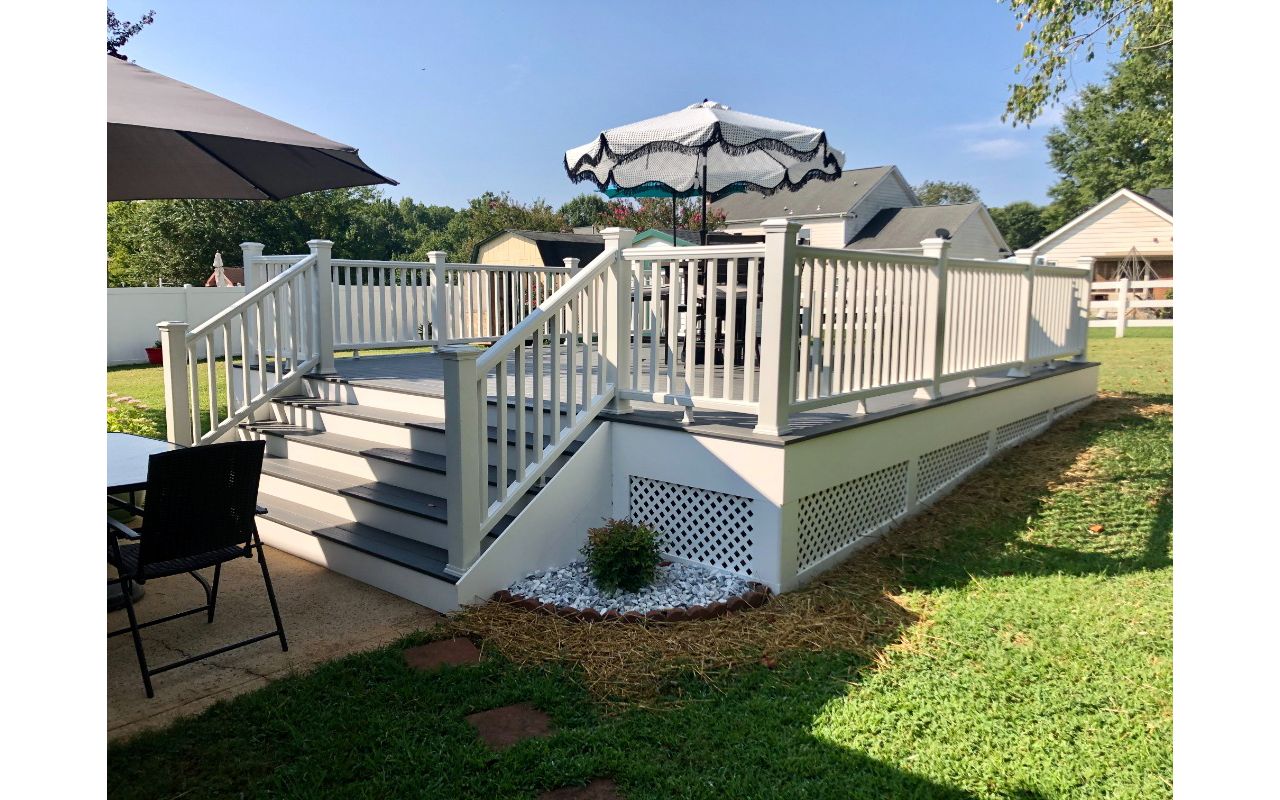 Trex Clam Shell with White Transcend Railing