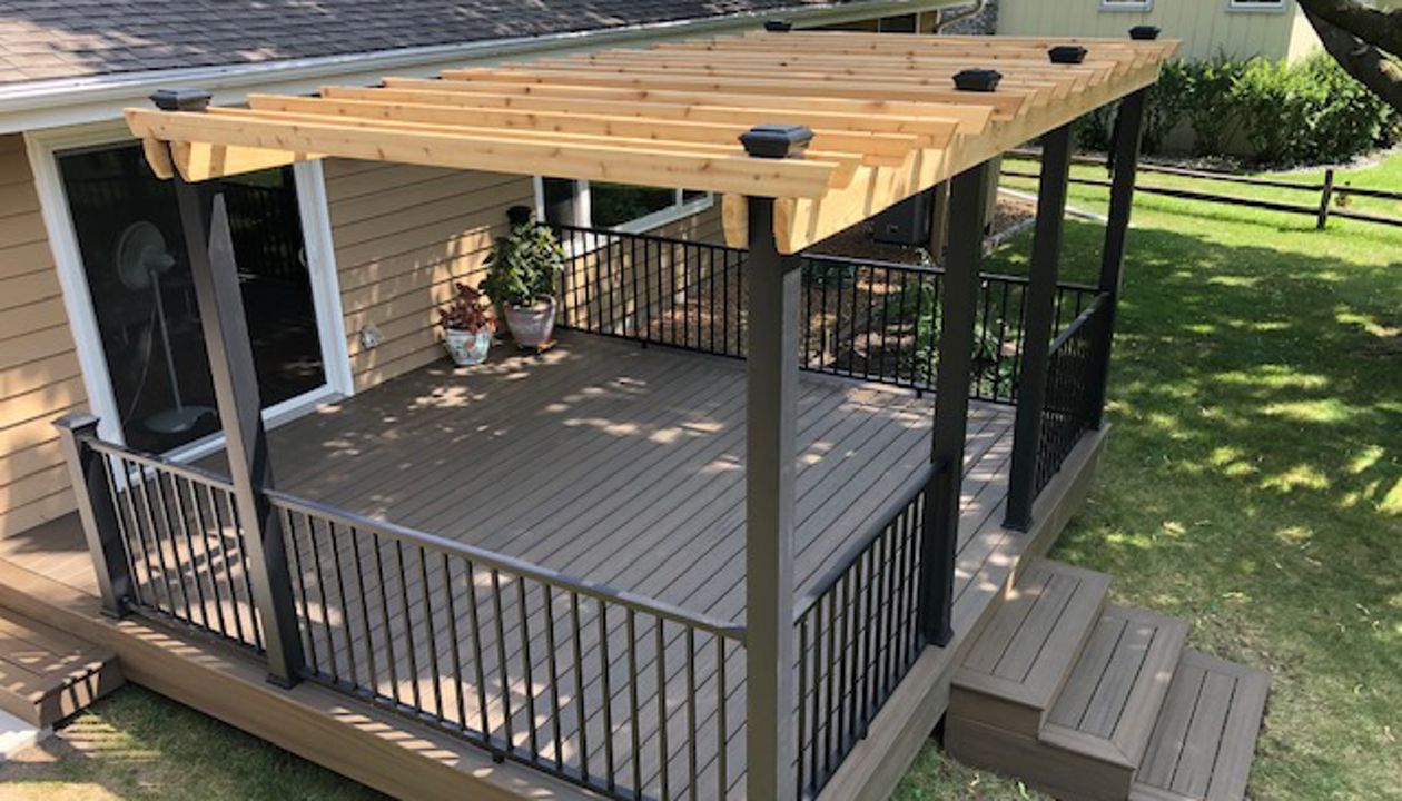 Trex/Enhance/Coastal Bluff/Composite Decking with Trex/Signature/Aluminum Railing between Trex Composite Post Sleeves