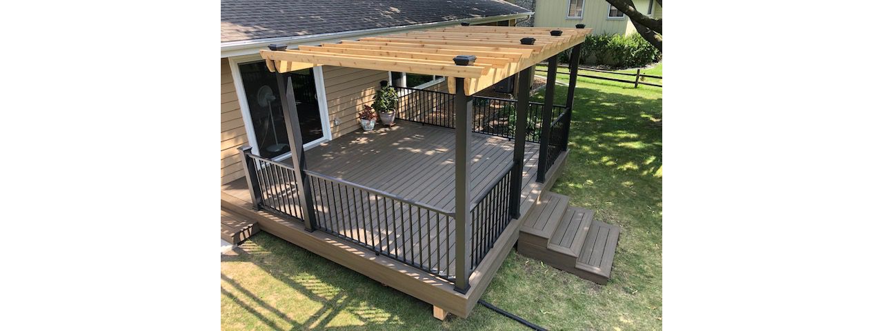 Trex/Enhance/Coastal Bluff/Composite Decking with Trex/Signature/Aluminum Railing between Trex Composite Post Sleeves