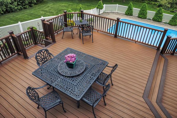 The Trex Transcend Railing surrounding this wonderful deck in Clinton, N.J., keeps everyone safe without sacrificing aesthetics — thanks to the eye-catching Treehouse top and bottom rails, Vintage Lantern balusters, and Vintage Lantern posts.