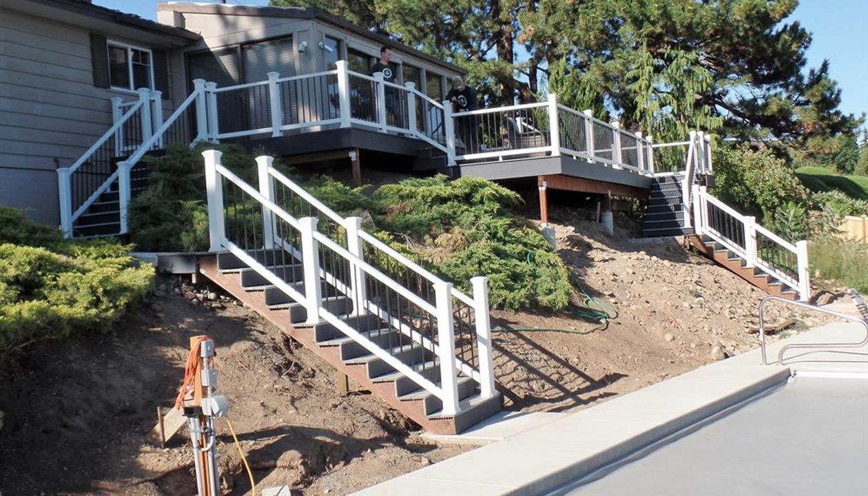 TREX Transcend Island mist with select railing.