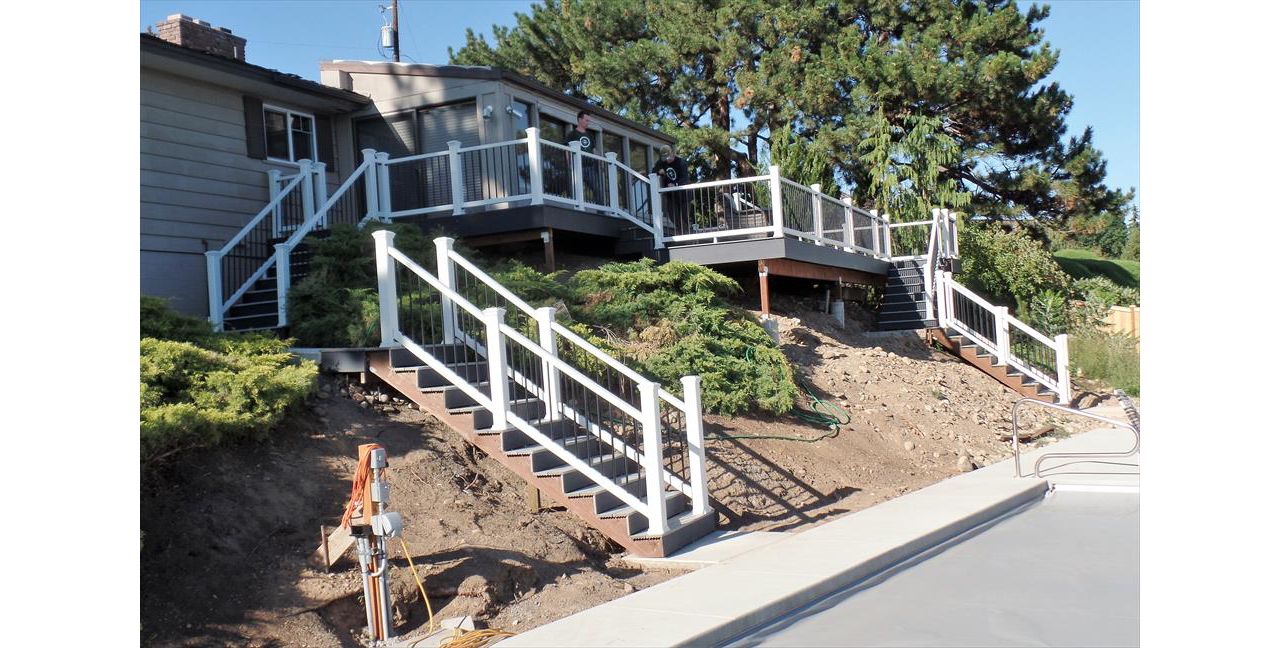 TREX Transcend Island mist with select railing.