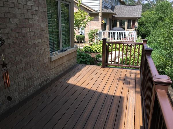 Transcend decking in Havanna Gold with a Spiced Rum picture-frame and Transcend Vintage Lantern handrail.
