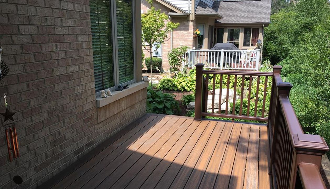 Transcend decking in Havanna Gold with a Spiced Rum picture-frame and Transcend Vintage Lantern handrail.