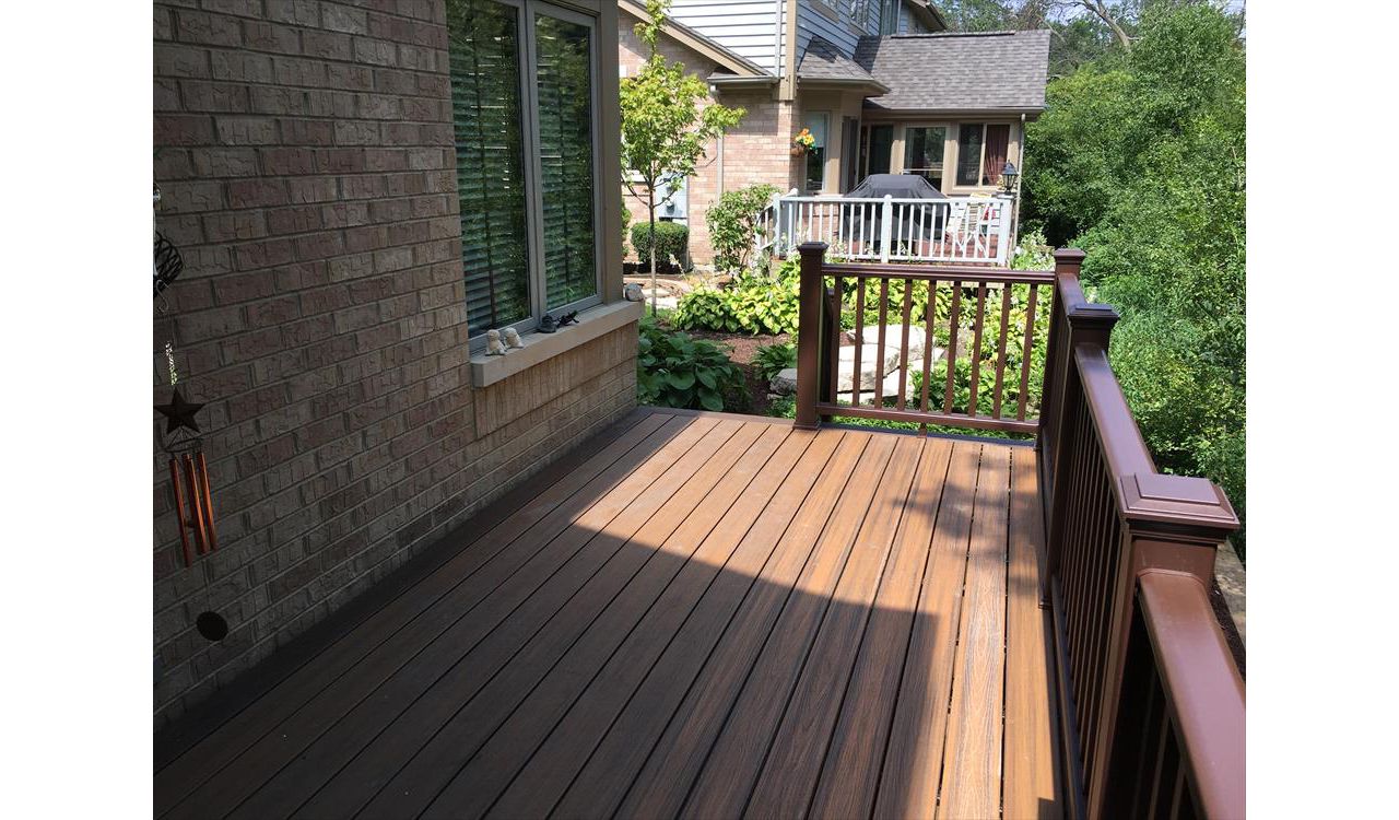 Transcend decking in Havanna Gold with a Spiced Rum picture-frame and Transcend Vintage Lantern handrail.