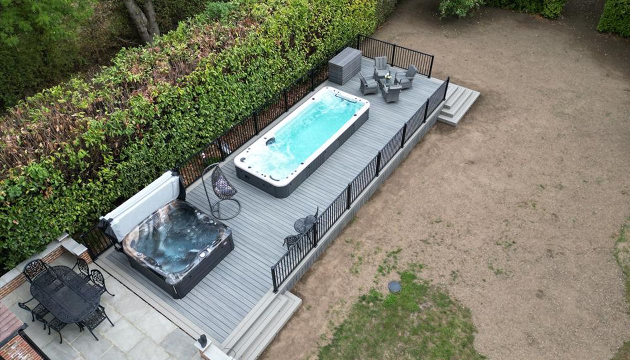 Trex Signature Railing in Black with Trex Post Cap Lighting