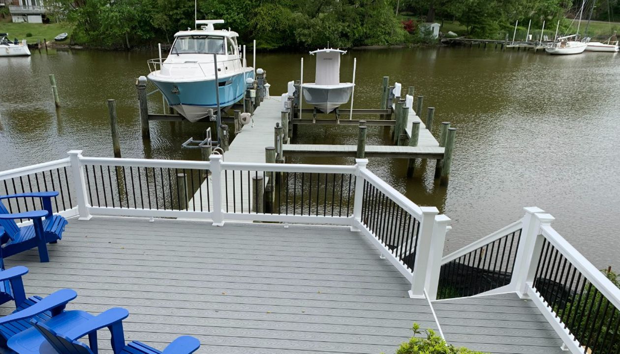 Trex Select Pebble Gray Decking with White Vinyl Railing with black aluminum balusters