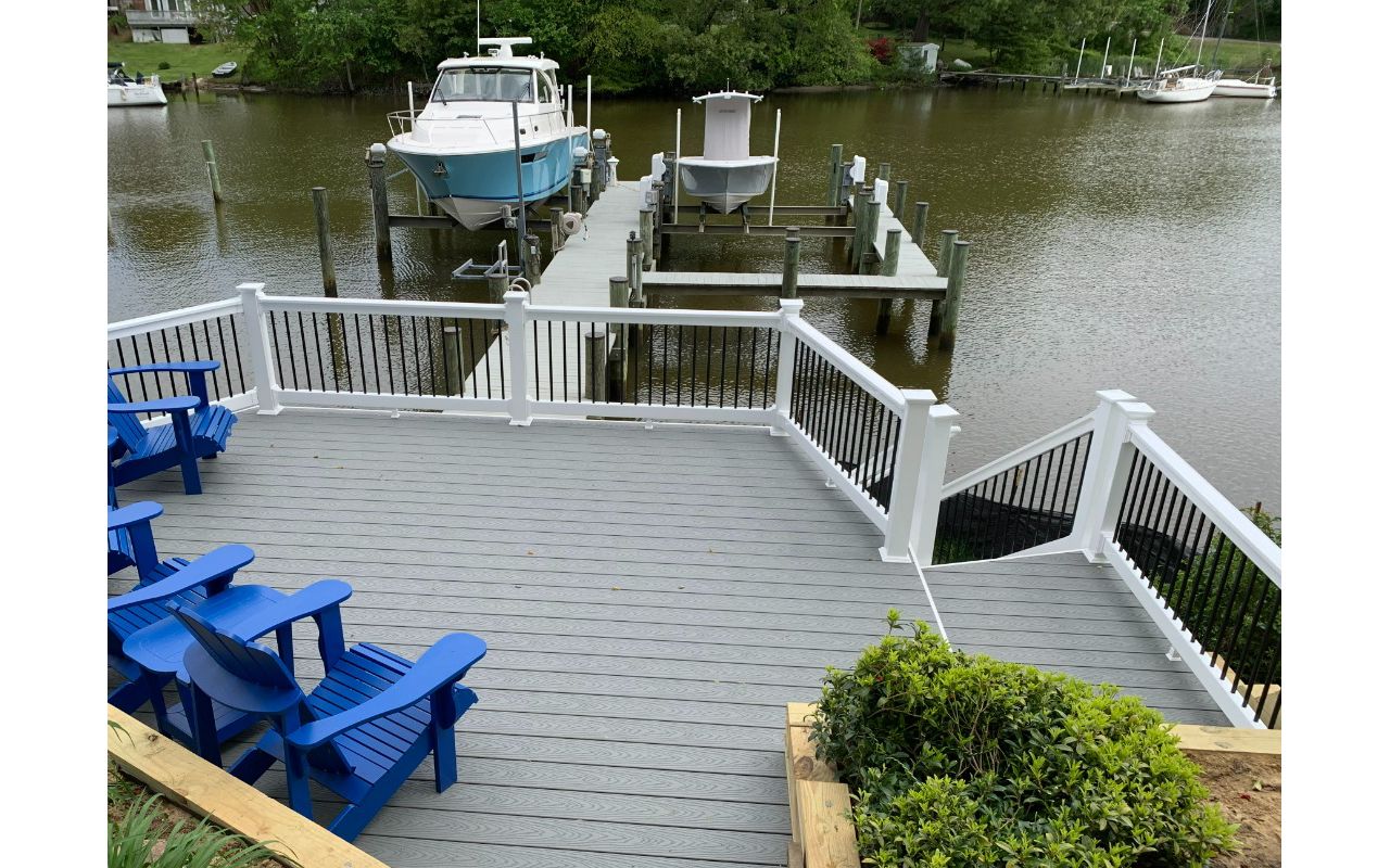 Trex Select Pebble Gray Decking with White Vinyl Railing with black aluminum balusters