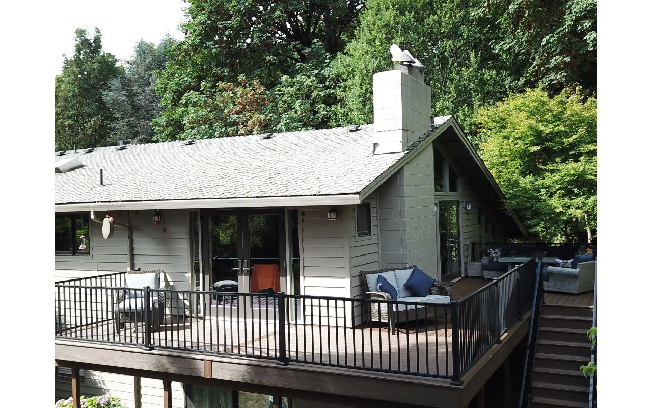 Trex Transcend Spiced Rum decking and black Signature rail