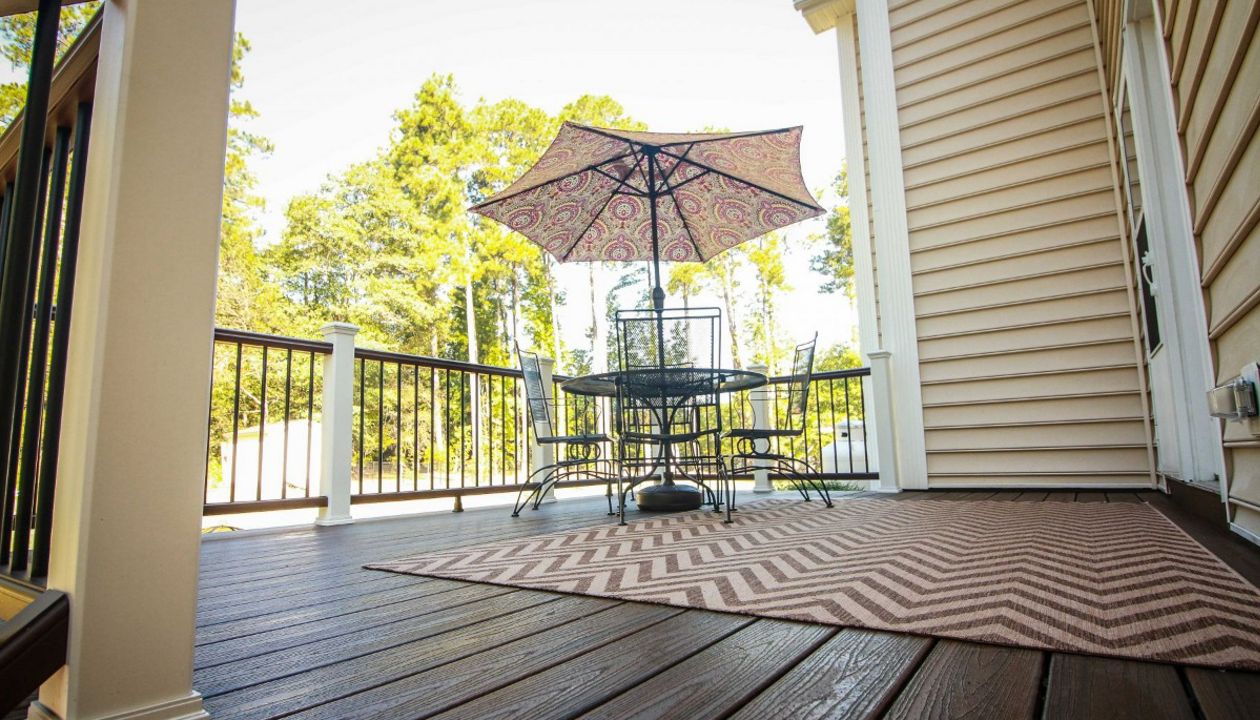 Trex Transcend Spiced Rum deck with Trex Transcend Vintage Lantern Railing.