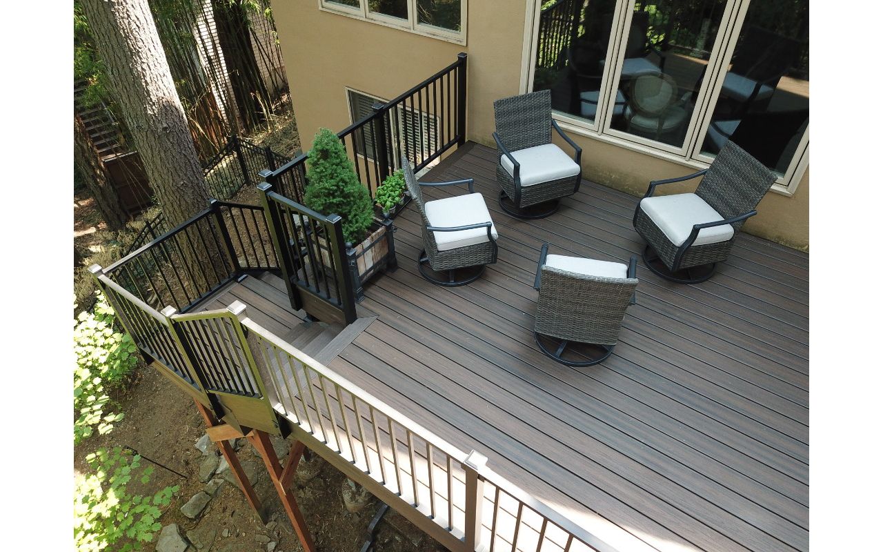 Trex Transcend Spiced Rum decking with Trex Signature railing