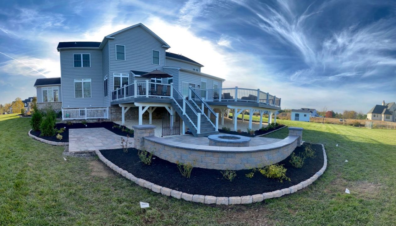 Trex Transcend Island Mist decking and Transcend railing.