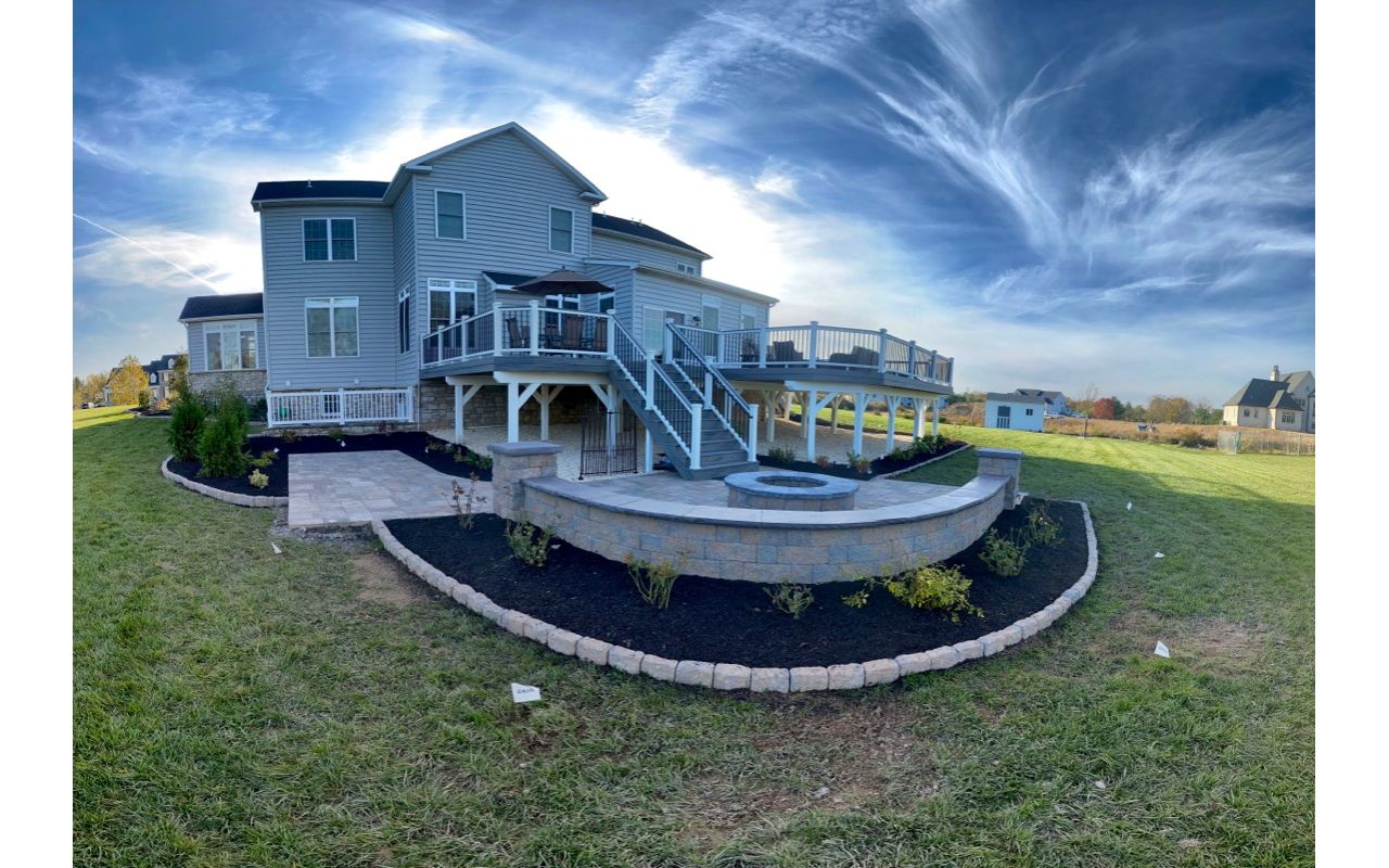 Trex Transcend Island Mist decking and Transcend railing.