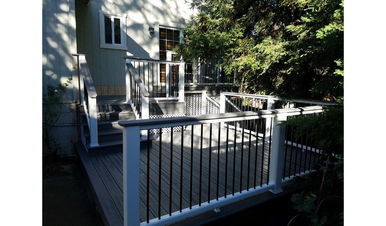 Trex Transcend Tropical - Island Mist Decking and White Trex Transcend Railing - El Dorado Hills, CA