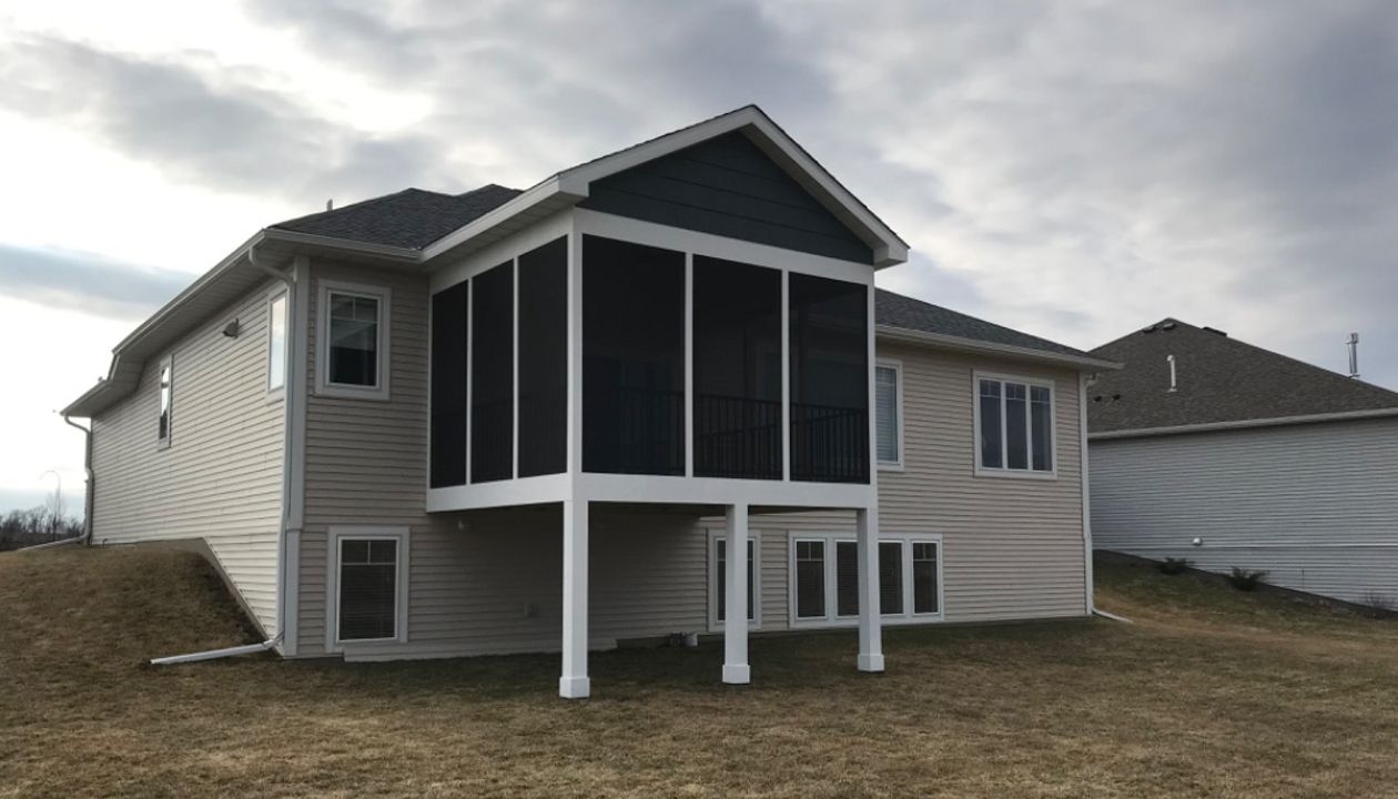 Dayton, MN Porch with Transcend decking and Signature rail
