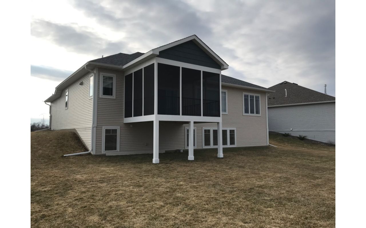 Dayton, MN Porch with Transcend decking and Signature rail