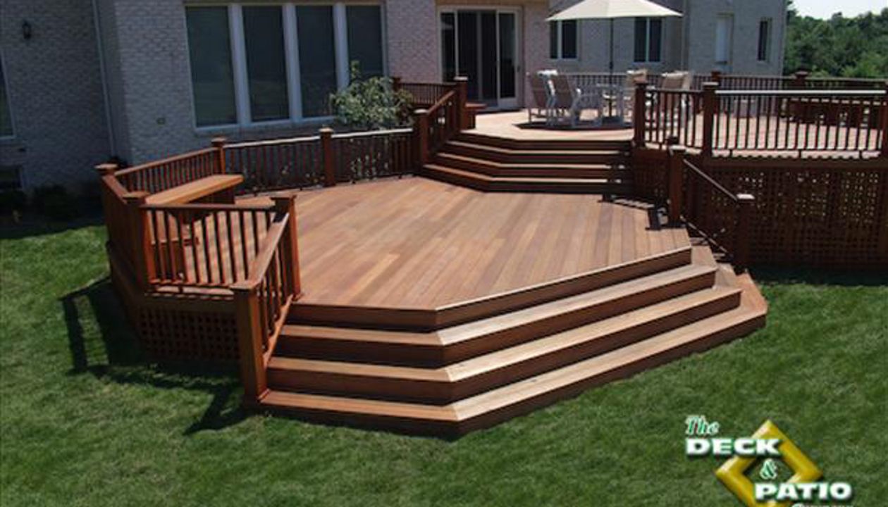 Multilevel deck with wrap around stairs