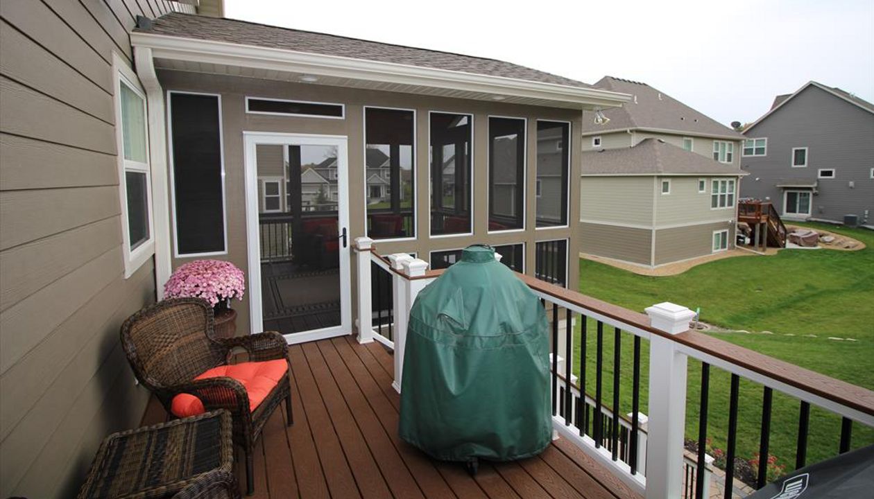 Trex decking in Saddle with Trex Transcend railing in white with a drink rail in Saddle - Plymouth