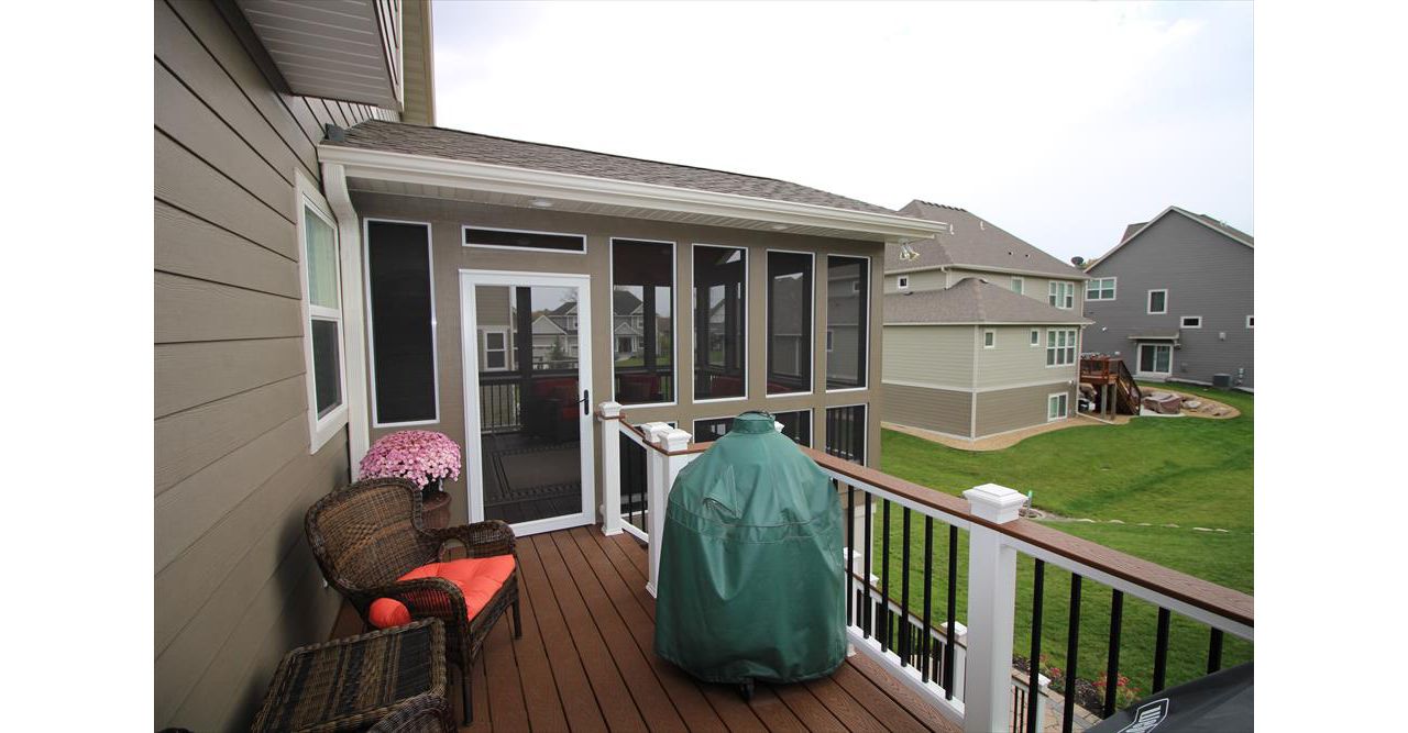 Trex decking in Saddle with Trex Transcend railing in white with a drink rail in Saddle - Plymouth