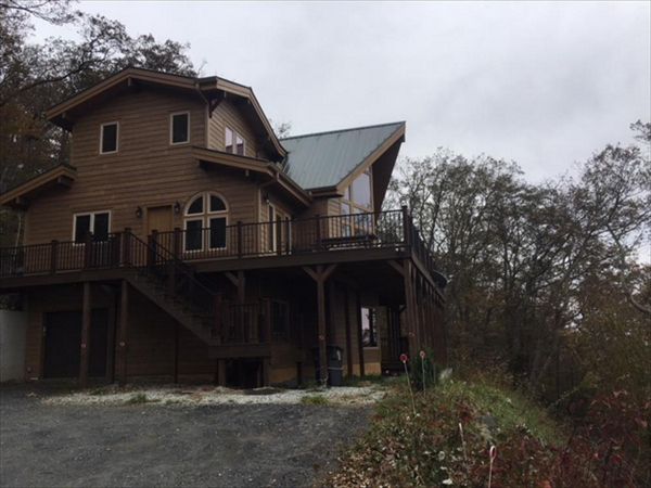 Trex Transcend Spiced Rum deck with Trex Signature Black Railing in West Jefferson, NC