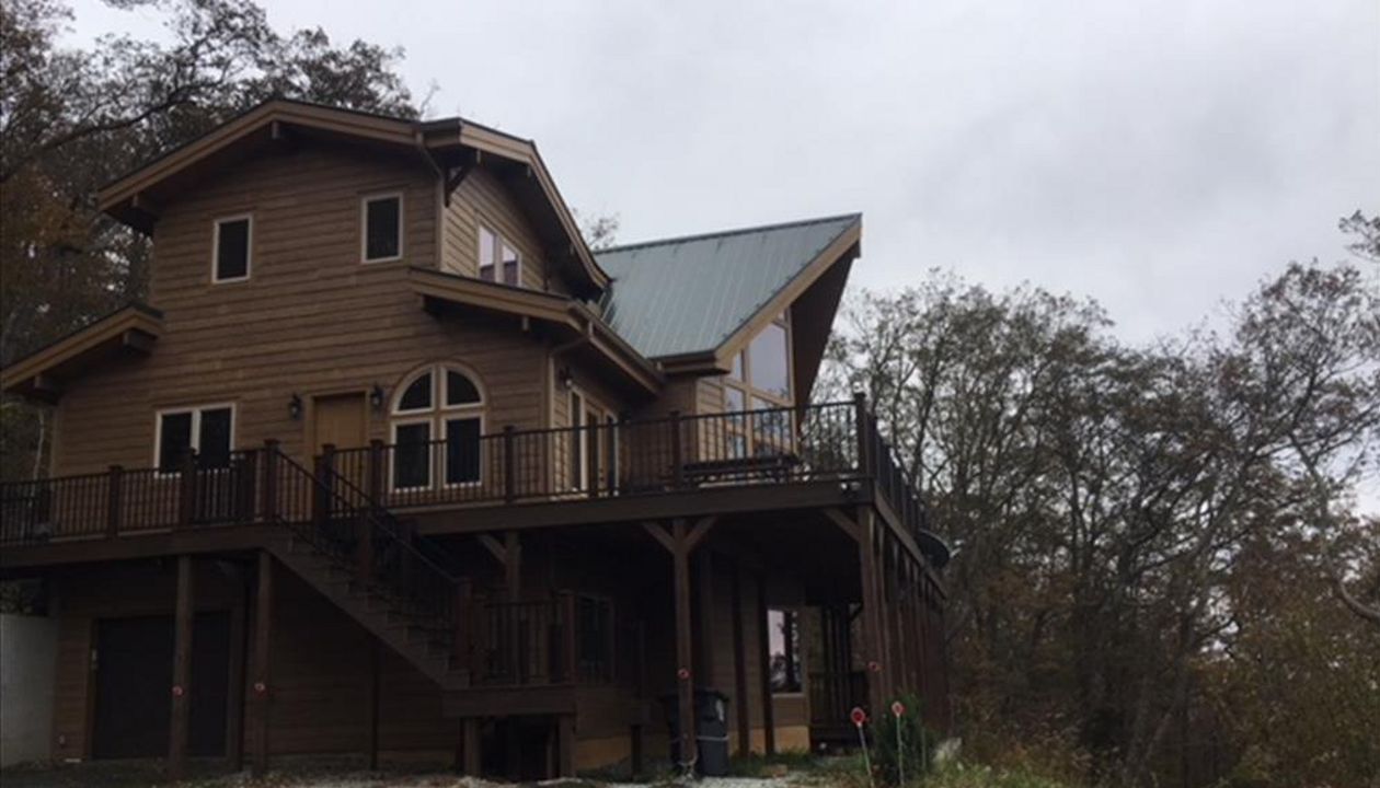 Trex Transcend Spiced Rum deck with Trex Signature Black Railing in West Jefferson, NC
