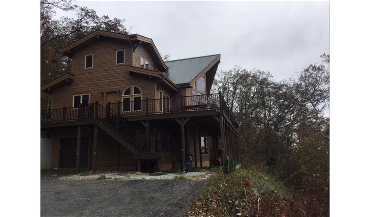 Trex Transcend Spiced Rum deck with Trex Signature Black Railing in West Jefferson, NC