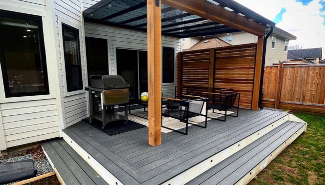 Clamshell field and bordering.