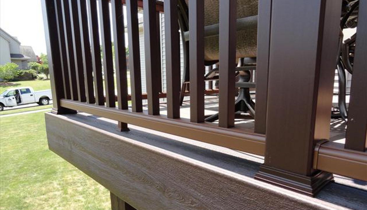 Trex Vintage Lantern Decking and Transcend railing