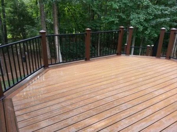 Trex Transcend Havana Gold decking with Spiced Rum picture frame & Trex Black Signature handrails in Clemmons, NC.