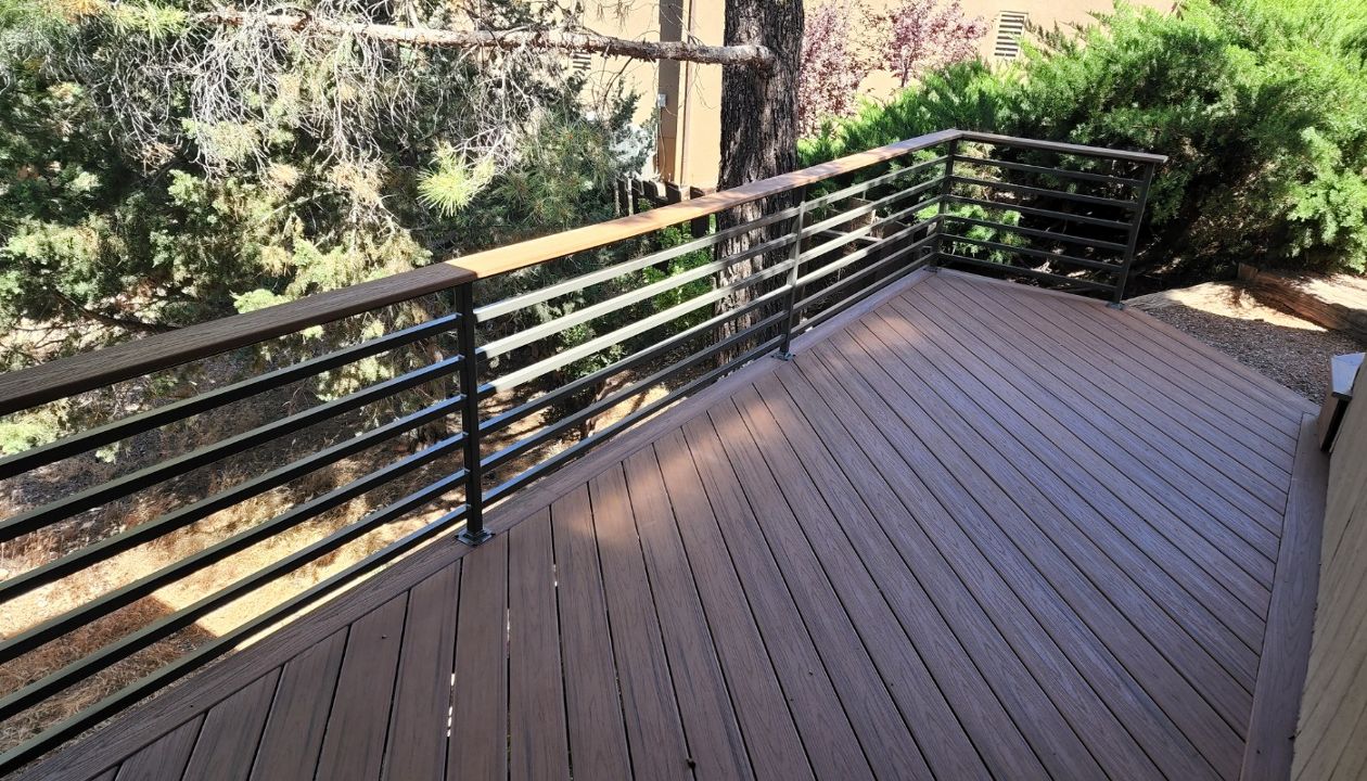 Sedona: Diagonal deck with cocktail railing