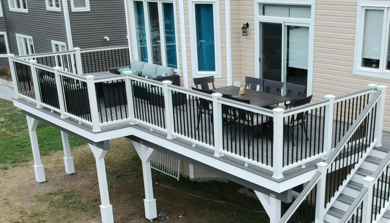 Trex Transcend Island Mist, Trex Transcend railing in Classic White/ black ballusters with Island Mist cocktail rail