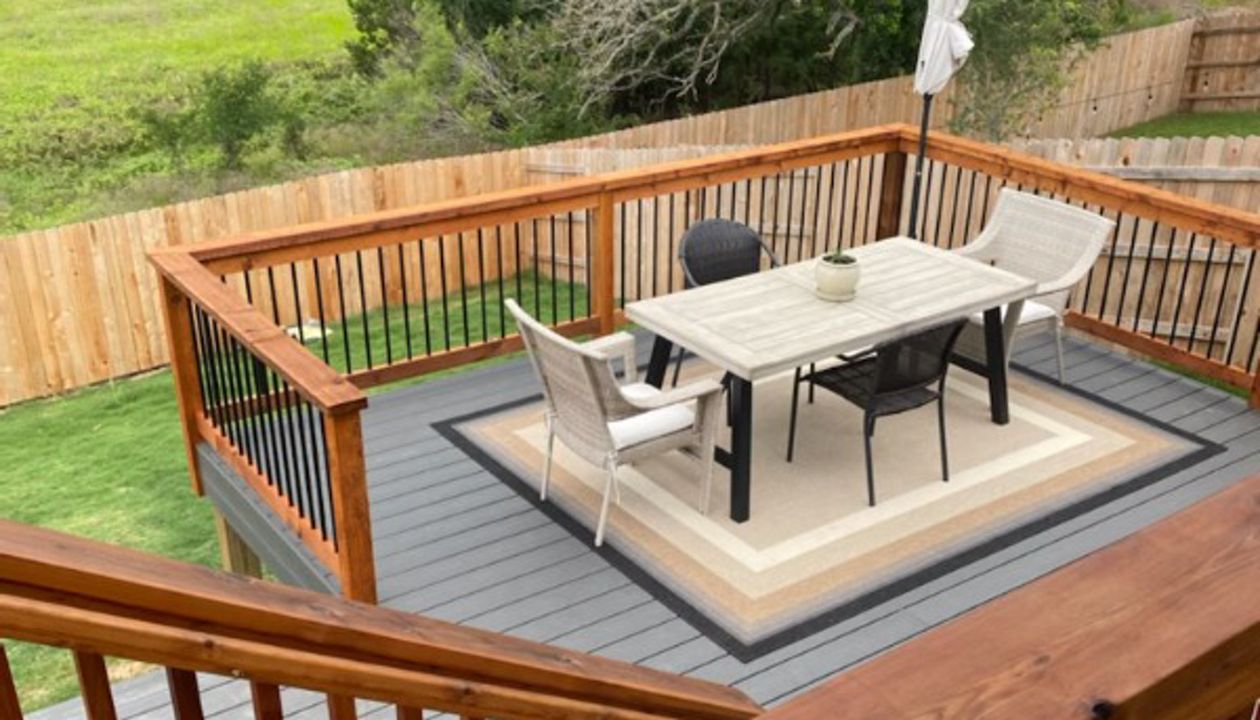 Trex Clamshell with Stained Cedar Railing