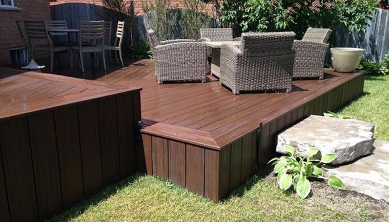 Small two tier deck Saddle Trex built in:  Aurora, King City, Oak Ridges, Richmond Hill, Newmarket, Toronto, Mississauga, Mount Albert, Vaughan, Bradford, Stouffville