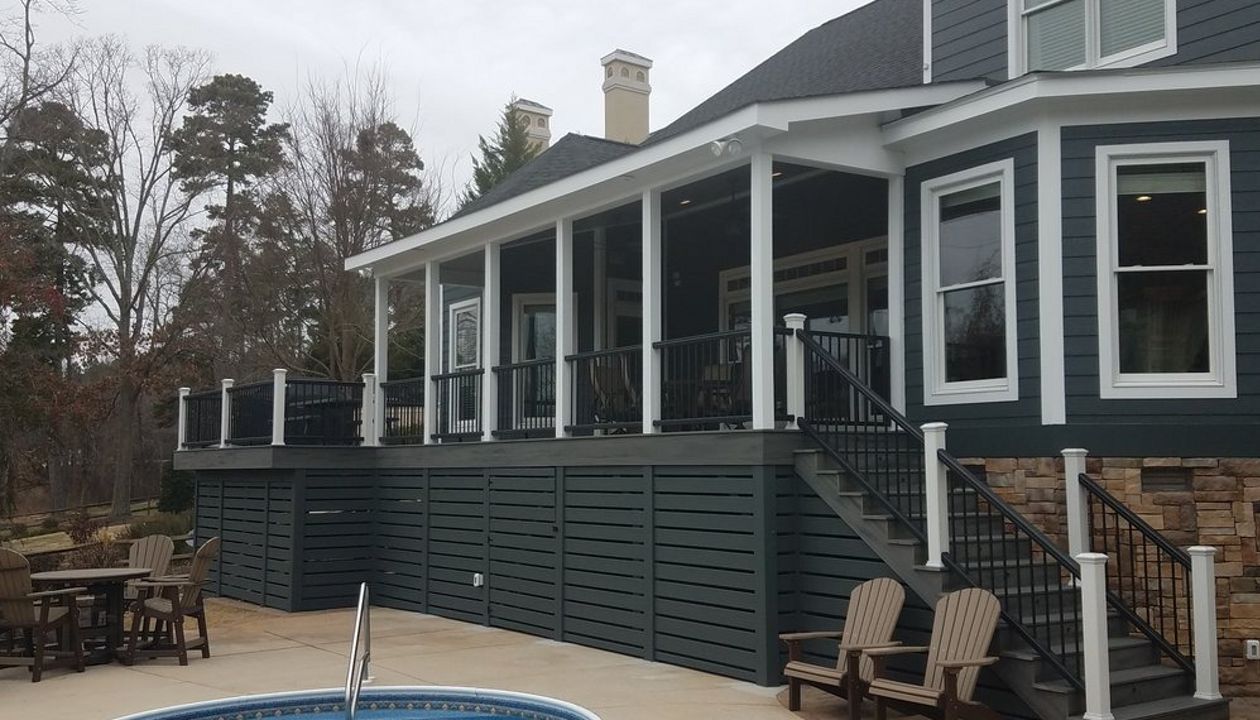 Trex Transcend Island Mist Decking with Black Trex Transcend Railing