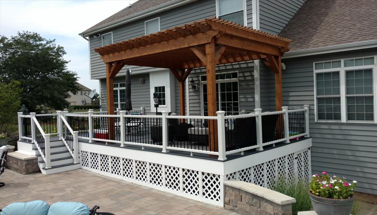 Trex Select Winchester grey. Transcend Classic white rails.