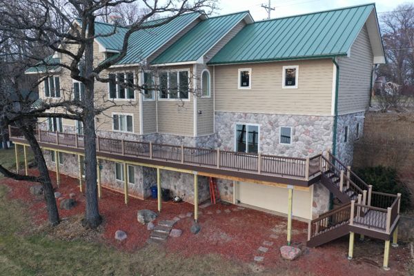 Trex Rope Swing decking and Vintage Lantern rails