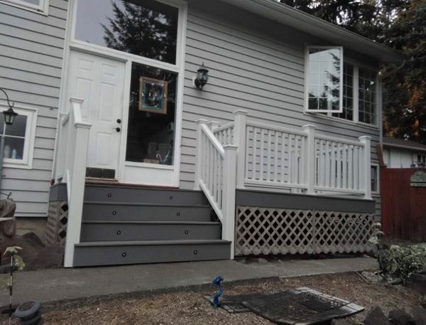 Trex Enhance Clamshell with White Trex Transcend railing