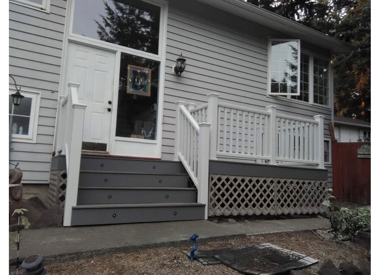 Trex Enhance Clamshell with White Trex Transcend railing