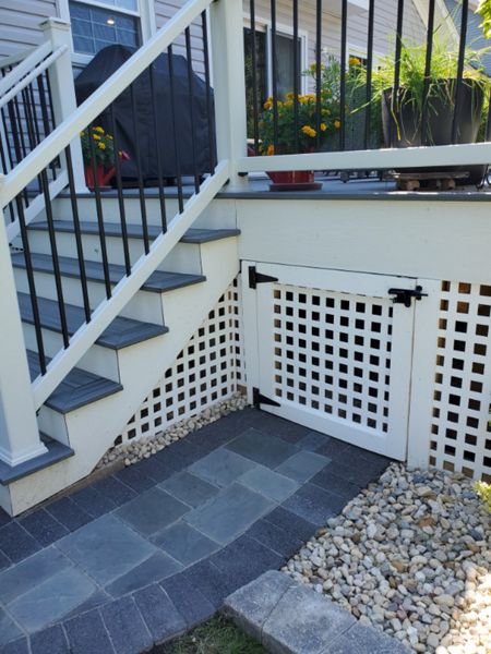 Transcend decking with Select railing work well with each other on this deck in Palatine, IL