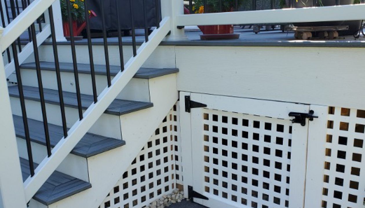 Transcend decking with Select railing work well with each other on this deck in Palatine, IL