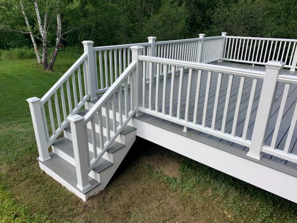 Pebble Grey decking, Transcend Classic White railing