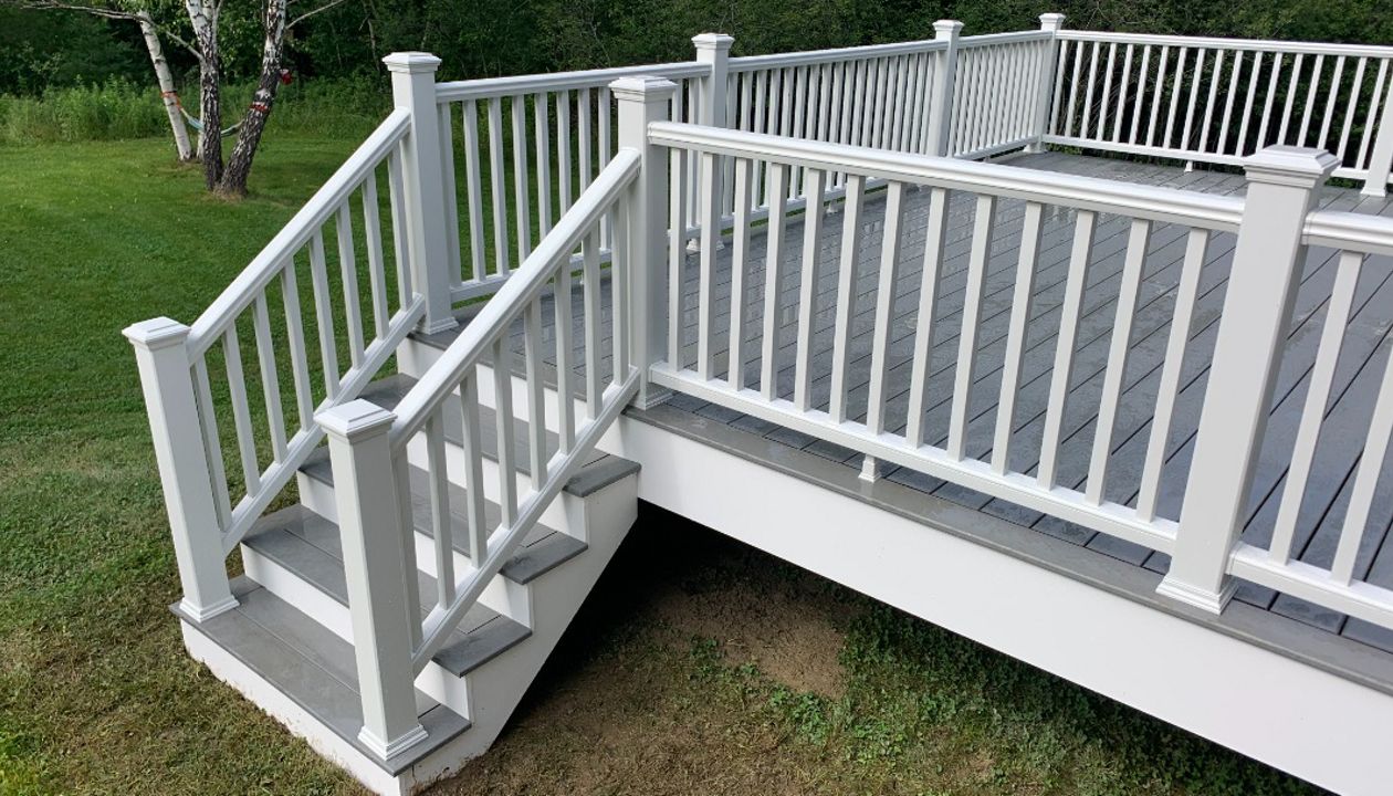 Pebble Grey decking, Transcend Classic White railing