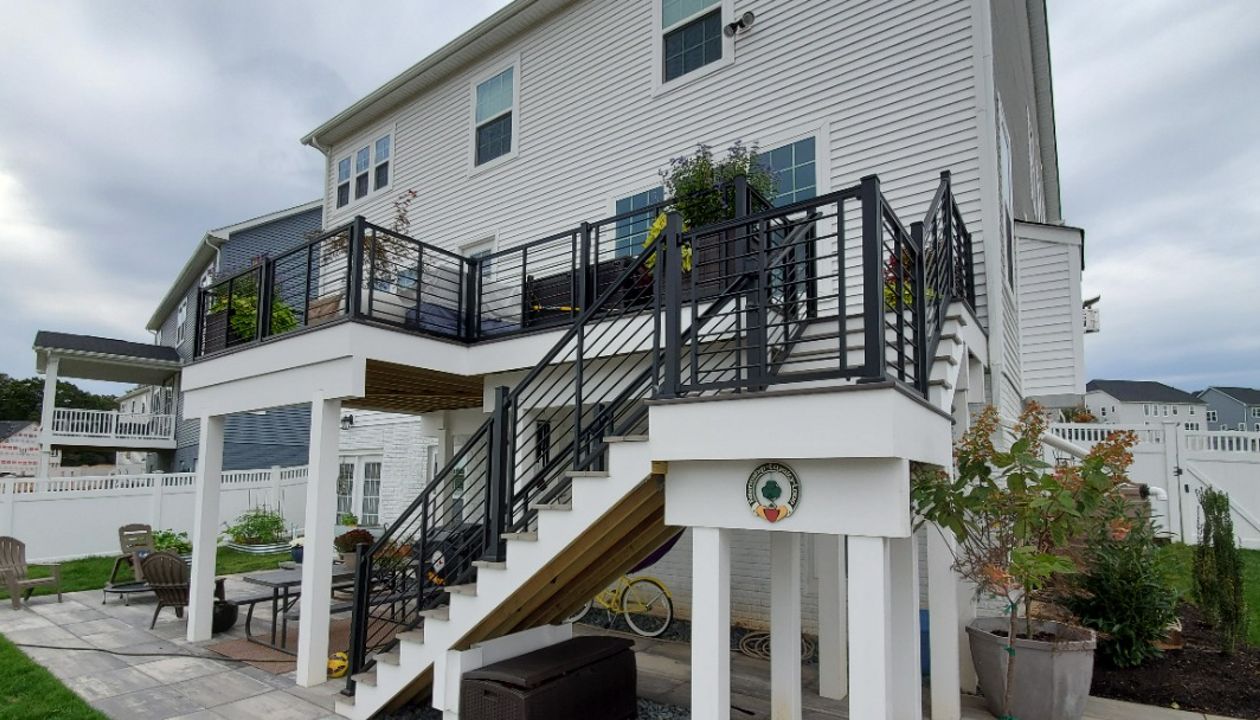 Trex Horizontal Rod Rail in the color Black